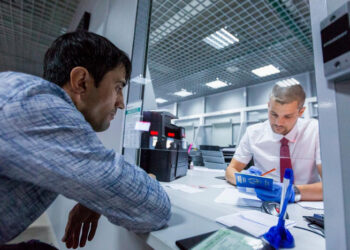 В Петербурге мигрантам с патентами запретили работать в медицине, салонах красоты, фитнесе и розничных продажах — 16.10.26 11:47