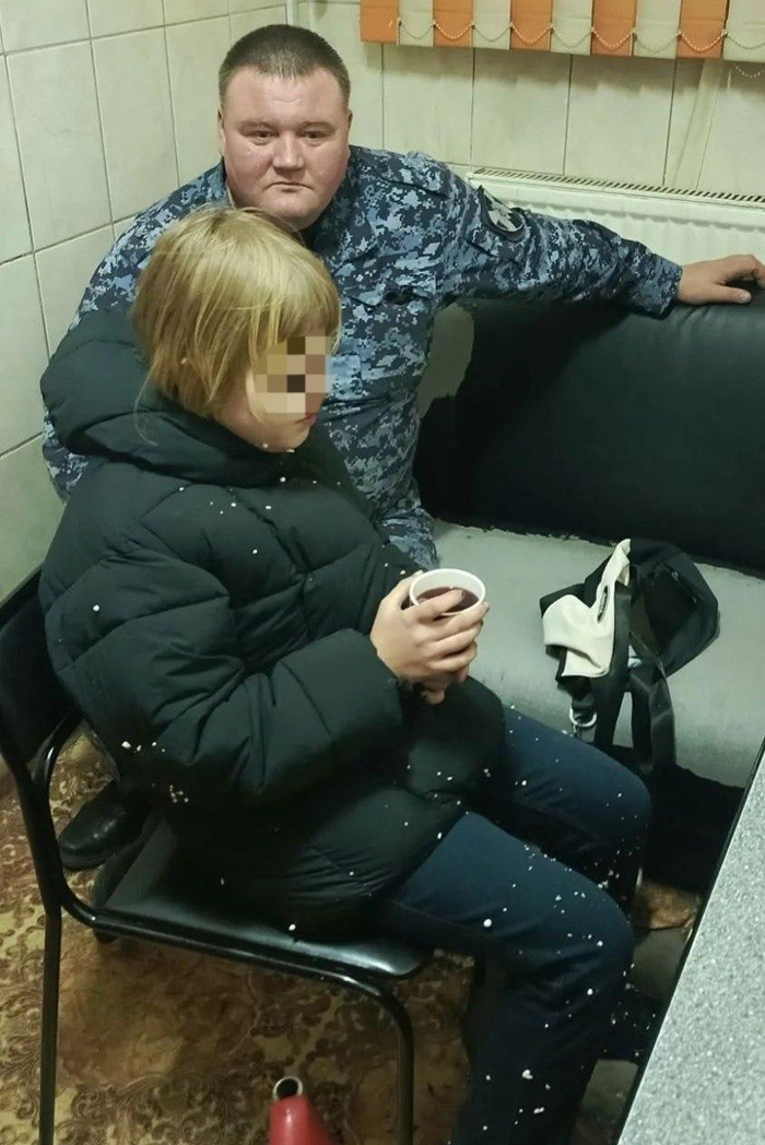 Спасибо таким сотрудникам за их работу. Росгвардеец спас девочку из затопленной шахты лифта в Петербурге - 27.10.26 23:24